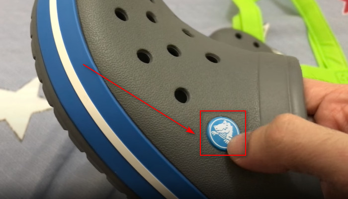 crocs-logo-on the-shoe