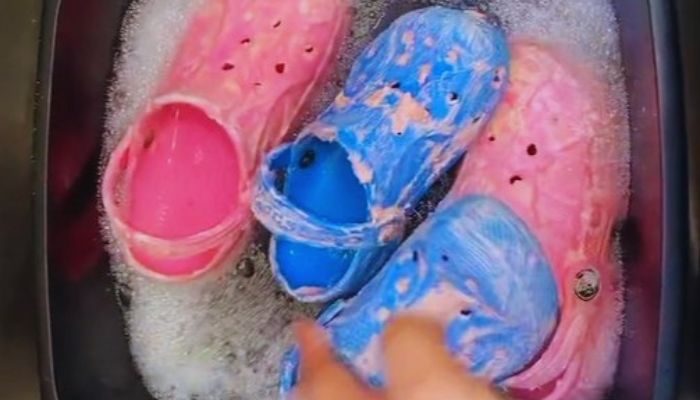 immerse-your-crocs-in-the-mixture